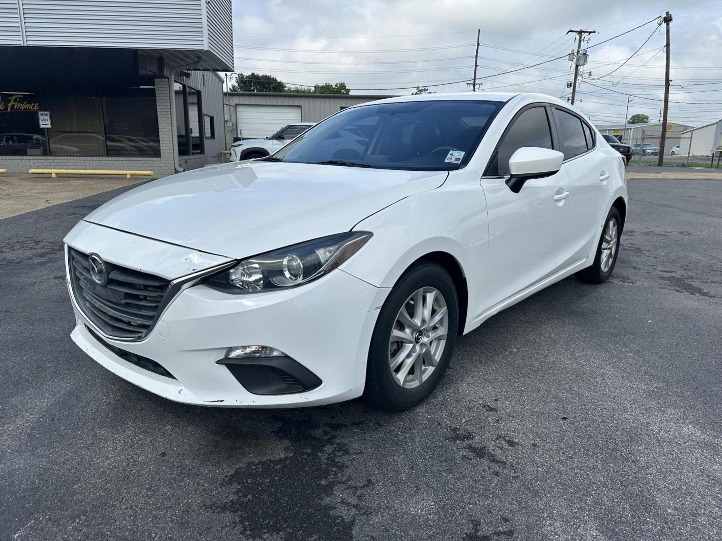 2014 WHITE /BLACK Mazda MAZDA3 i Touring AT 4-Door (JM1BM1V72E1) with an 2.0L L4 DOHC 16V engine, 6-Speed Automatic transmission, located at 419 N 18th St., Monroe, LA, 71201, (318) 410-9250, 32.514370, -92.105133 - Photo#0