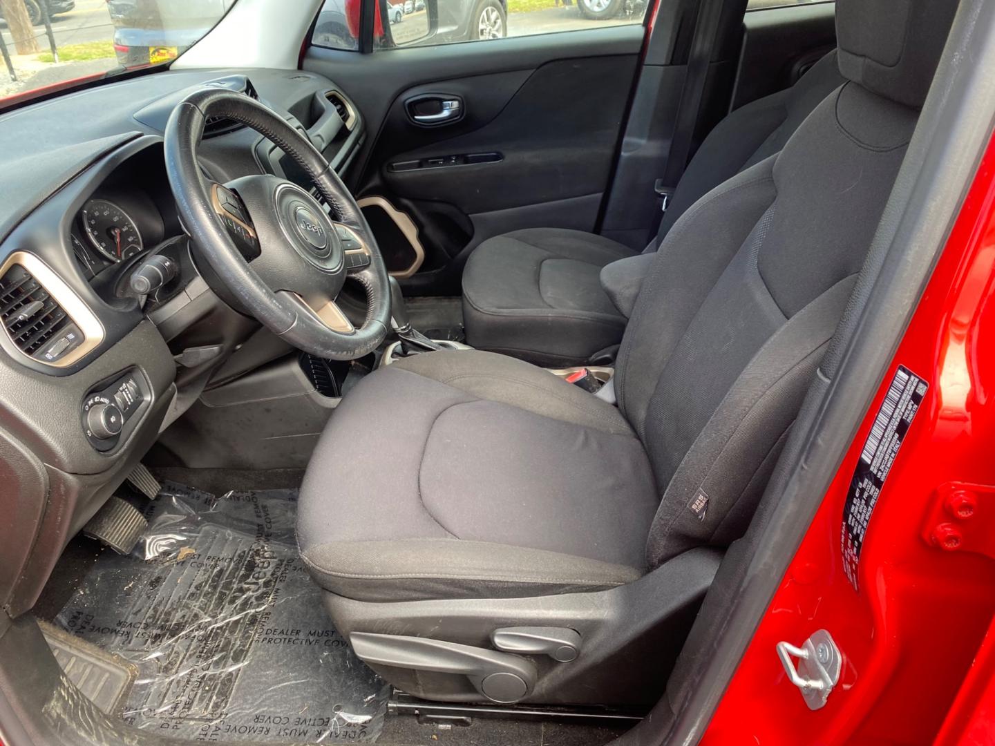 2015 Jeep Renegade Latitude FWD (ZACCJABT8FP) with an 2.4L L4 engine, 6-Speed Manual transmission, located at 419 N 18th St., Monroe, LA, 71201, (318) 410-9250, 32.514370, -92.105133 - Photo#2