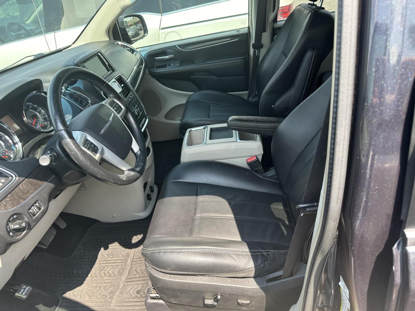 2014 Chrysler Town & Country Touring (2C4RC1BG4ER) with an 3.6L V6 DOHC 24V engine, 6-Speed Automatic transmission, located at 419 N 18th St., Monroe, LA, 71201, (318) 410-9250, 32.514370, -92.105133 - Photo#2