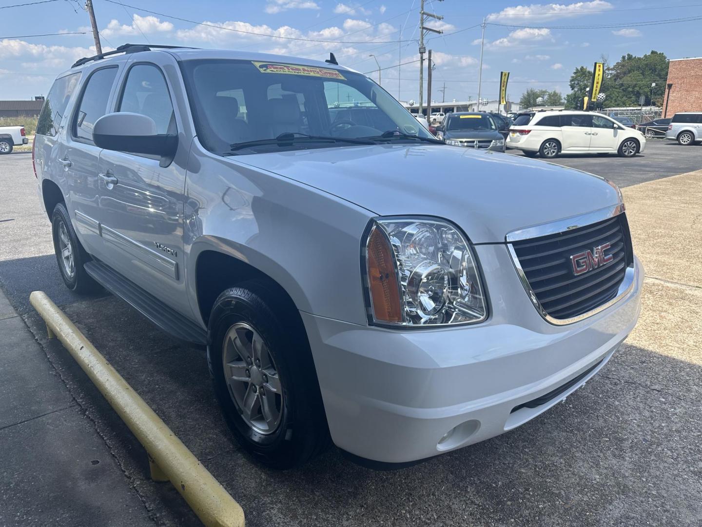 2011 GMC Yukon SLT1 4WD (1GKS2CE02BR) with an 5.3L V8 OHV 16V FFV engine, 4-Speed Automatic transmission, located at 419 N 18th St., Monroe, LA, 71201, (318) 410-9250, 32.514370, -92.105133 - Photo#0