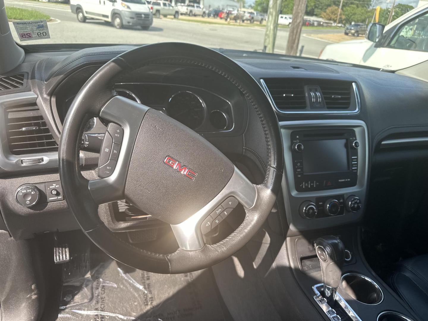 2013 GMC Acadia SLE-2 FWD (1GKKRPKD0DJ) with an 3.6L V6 DOHC 24V engine, 6-Speed Automatic transmission, located at 419 N 18th St., Monroe, LA, 71201, (318) 410-9250, 32.514370, -92.105133 - Photo#2