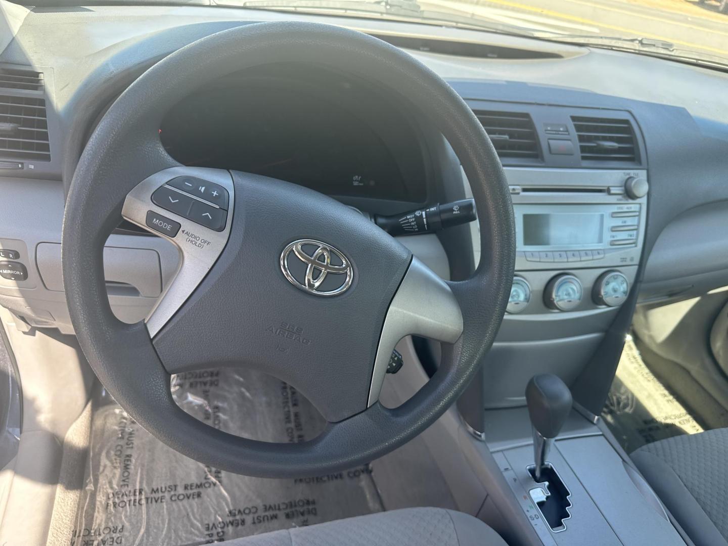 2009 Toyota Camry LE V6 6-Spd AT (4T1BK46K59U) with an 3.5L V6 DOHC 24V engine, 6-Speed Automatic Overdrive transmission, located at 419 N 18th St., Monroe, LA, 71201, (318) 410-9250, 32.514370, -92.105133 - Photo#2