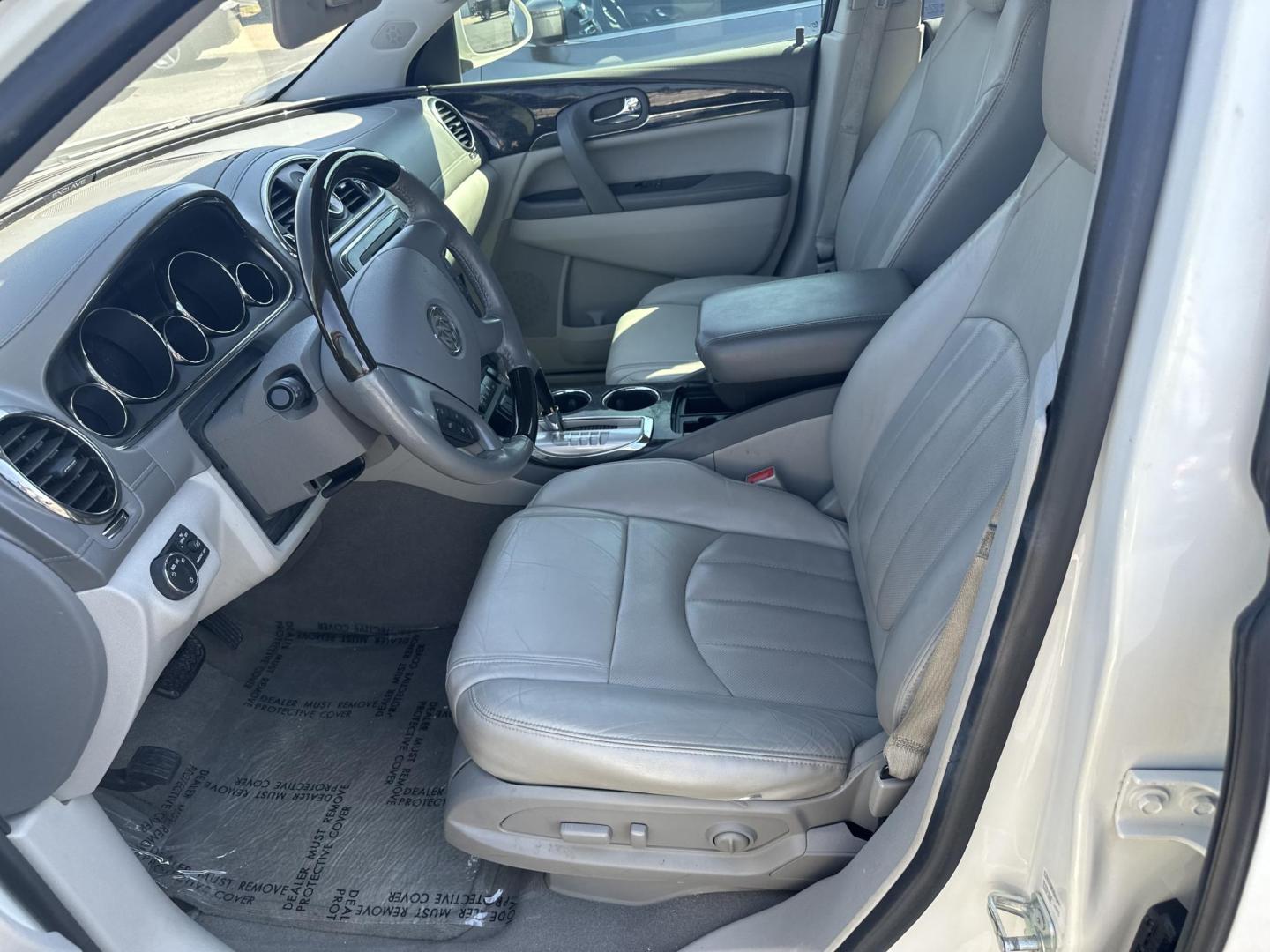 2015 Buick Enclave Leather FWD (5GAKRBKD4FJ) with an 3.6L V6 DOHC 24V engine, 6-Speed Automatic Overdrive transmission, located at 419 N 18th St., Monroe, LA, 71201, (318) 410-9250, 32.514370, -92.105133 - Photo#1