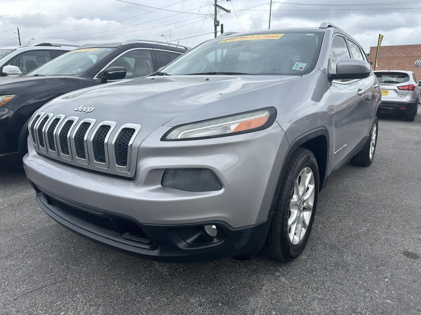 2015 Jeep Cherokee Latitude FWD (1C4PJLCB5FW) with an 2.4L L4 DOHC 16V engine, 9-Speed Automatic transmission, located at 419 N 18th St., Monroe, LA, 71201, (318) 410-9250, 32.514370, -92.105133 - Photo#0