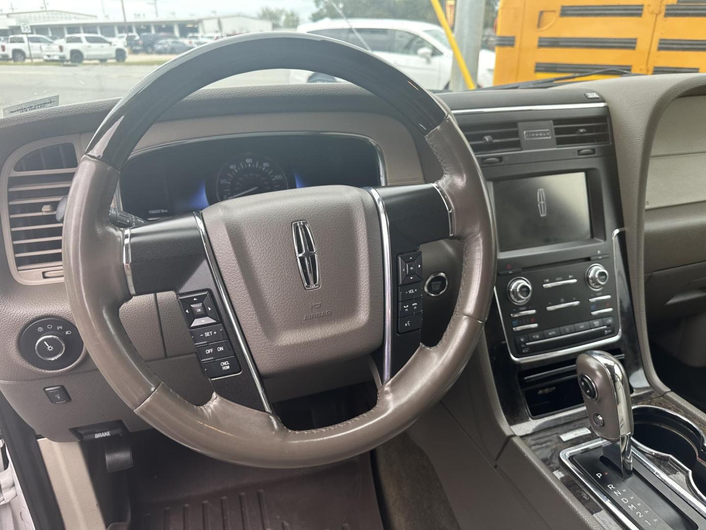 2015 Lincoln Navigator 2WD (5LMJJ2HT8FE) with an 3.5L V6 DOHC 24V FFV engine, 6-Speed Automatic transmission, located at 419 N 18th St., Monroe, LA, 71201, (318) 410-9250, 32.514370, -92.105133 - Photo#2