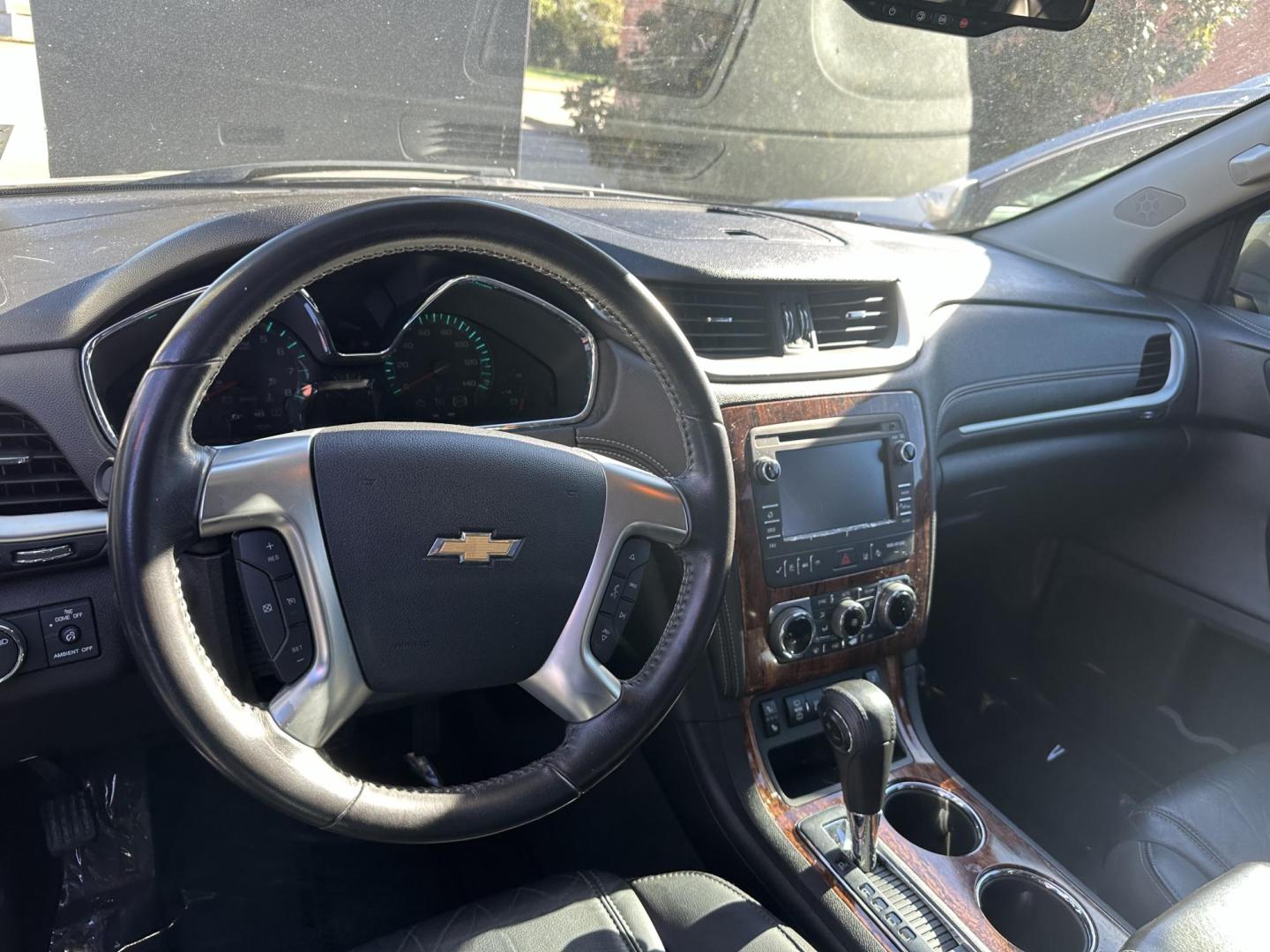 2014 Chevrolet Traverse 2LT FWD (1GNKRHKD0EJ) with an 3.6L V6 DOHC 24V engine, 6-Speed Automatic transmission, located at 419 N 18th St., Monroe, LA, 71201, (318) 410-9250, 32.514370, -92.105133 - Photo#2