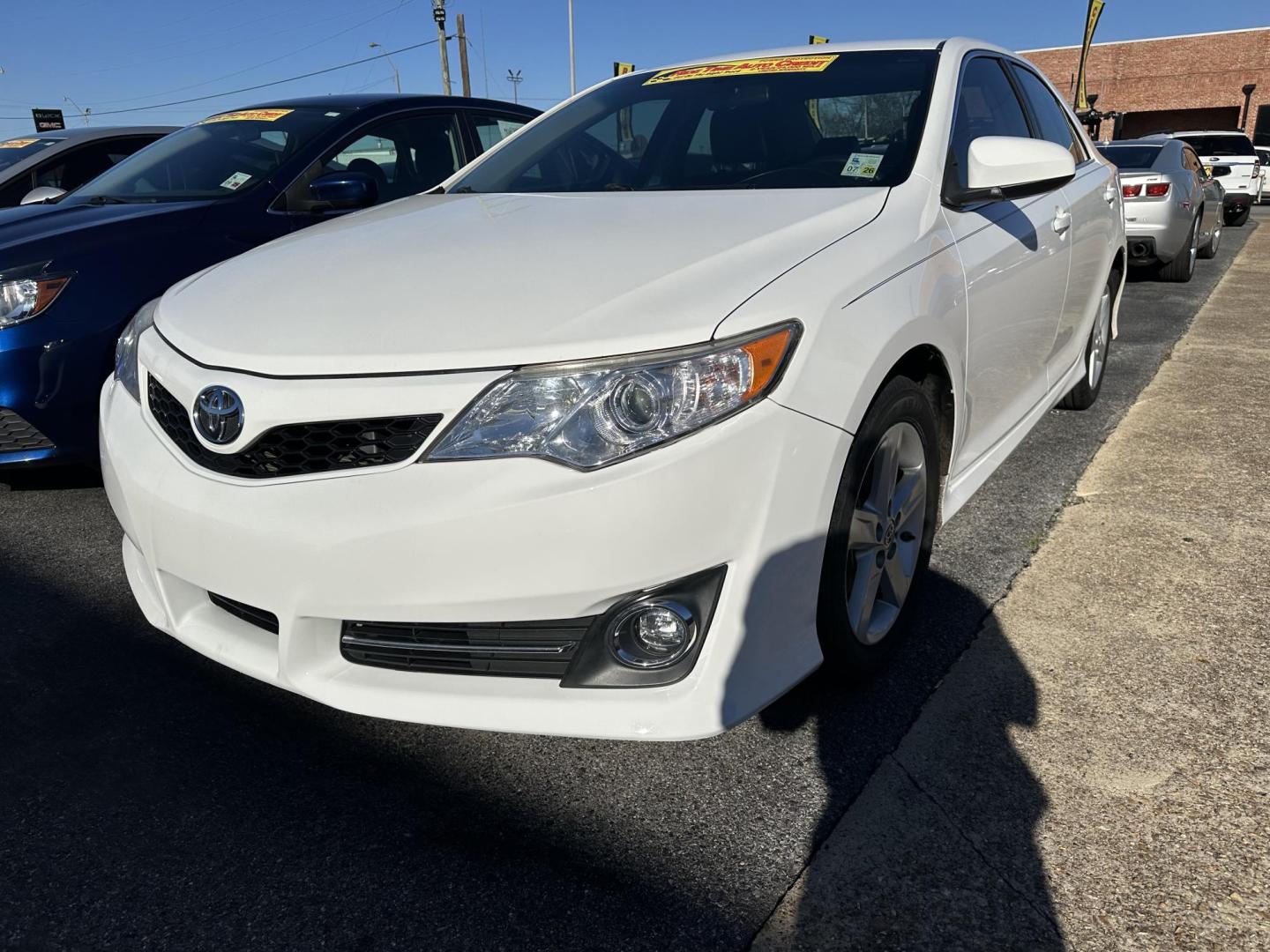 2014 Toyota Camry SE (4T1BF1FK9EU) with an 2.5L L4 DOHC 16V engine, 6-Speed Automatic transmission, located at 419 N 18th St., Monroe, LA, 71201, (318) 410-9250, 32.514370, -92.105133 - Photo#2