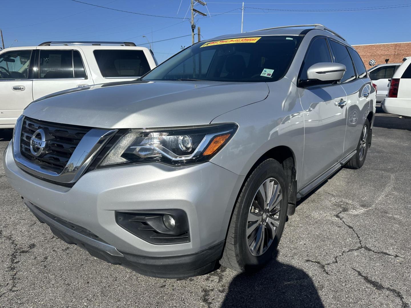 2017 Nissan Pathfinder Platinum 2WD (5N1DR2MN5HC) with an 3.5L V6 DOHC 24V engine, CVT transmission, located at 419 N 18th St., Monroe, LA, 71201, (318) 410-9250, 32.514370, -92.105133 - Photo#0